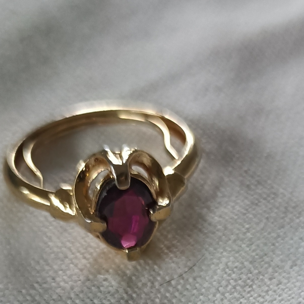 Avon Gold Ring with Deep Purple Gem - Picture 2 of 4